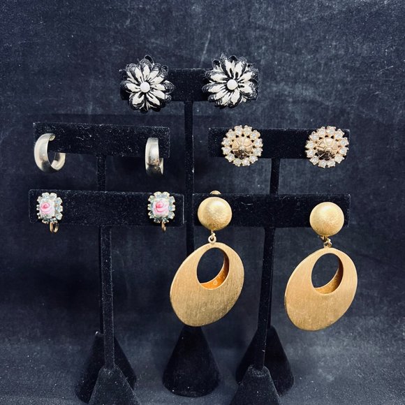 Lot of 5 Gold Tone Screw Back Earrings (4826) - Picture 1 of 8